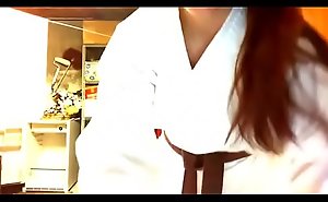 La tua maestra di Karate in kimono bianco vuole distruggerti con i suoi grossi piedi