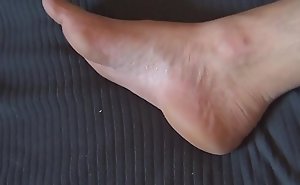 NicoExhib montre ses pieds nus et sexy