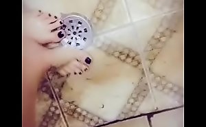Aline tavares lavando seus pé_s no banho