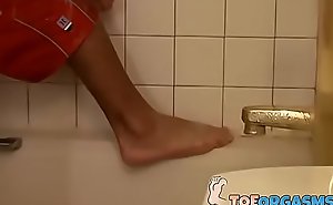 Hot young Boomer Jacoby wanks off and cums all over his feet